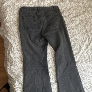Mörk gråa tajt flare jeans, 25% rabbat(från ordinarie priset) - 109 cm lång,  31cm bred, hyfsat flexibel. inte sönder eller hål förutom lite damage där nere som ni ser på bilden, de va lite för långa, jag är 158cm. mörk grå med lite svart. Det ni ser på benet är en detalj. Gott skick. Visar kroppsform mycket bra.