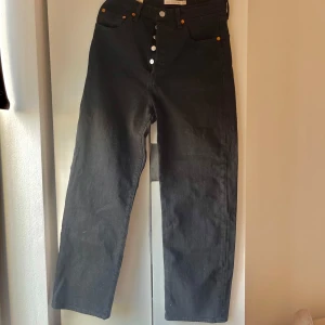 Svarta levi’s jeans  - Ribcage straight ankle. Använd fåtal gånger. Bra skick