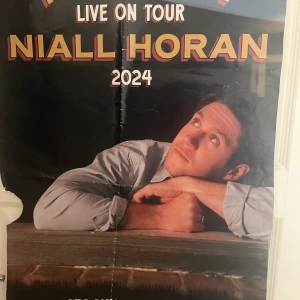 Niall horan tslot poster  - En Niall horan poster från när han var i Stockholm. Den har några riv och vik men annars jätte snygg 