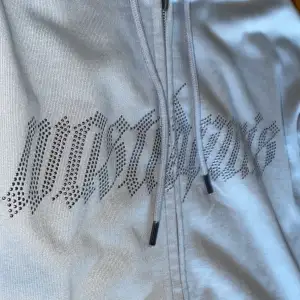 Säljer en fet ljusblå zip hoodie från wasted Paris, nyskick. Ny pris 1200kr