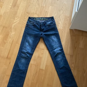 Blå jeans från Clockhouse - Säljer ett par snygga blå jeans från Clockhouse. De har en klassisk femficksdesign och är i en straight fit. Perfekta för vardagsbruk och kan matchas med nästan vad som helst. De är i bra skick och redo för en ny ägare!