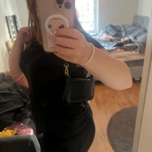 Väska - Väldigt praktisk väska. Axelbandet går att byta om man har andra. Krokodilmönster på och får plats med mycket. Har 3 olika fack som är väldigt praktiska. Inköpt för 350kr, säljer för 50kr❤️