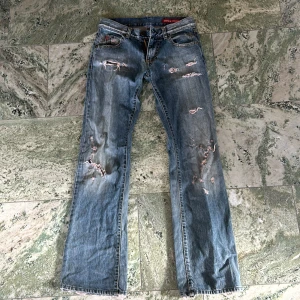 Miss sixty - Superfina jeans från miss sixty. Säljer då dom är förstora för mig. Skulle säga att dom är flair. Bra skick och sjukt coola fickor❣️