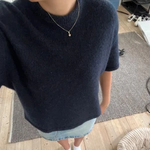 Stickad t-shirt från &other stories  - Mörkblå helt oanvänd stickad T-shirt från &other stories.  