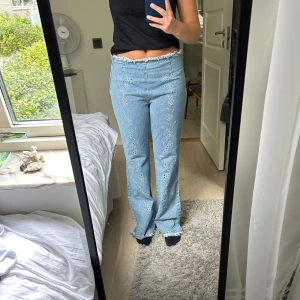 Bootcut jeans - Skit snygga och coola bootcut jeans som är lågmidjade med mönster som är hål räfflade kanter vid midja och fötter