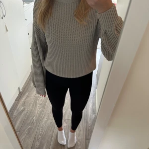Grå tröja.  - Säljer en grå tröja från NA-KD. En liten maska som gått upp som jag sytt vid slutet av armen (se bild 2), men inget man tänker på. Använd ett fåtal gånger så i superfint skick. Skriv privat för fler bilder, pris kan diskuteras!!💓🫶🏼