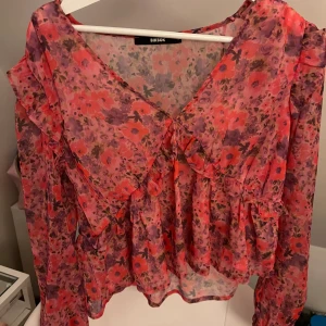 Blus - Blommig blus från BikBok i storlek S