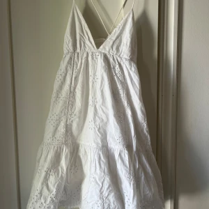 Vit klänning  - Vit klänning från zara, har en lite fläck men inget man tänker på, storlek S 