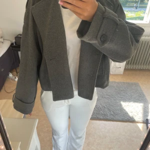 Kappa  - En grå kappa som ej kommer till andvändning 