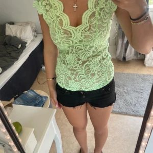 Neon topp - En jätte fin neon gul / grön topp som är spets, aldrig använd    Stoelek m som pass s oxå 