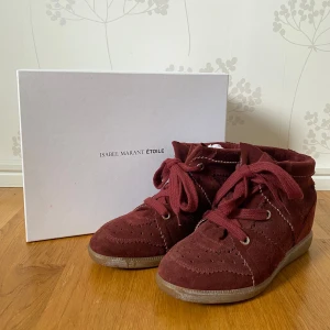 Isabel Marant skor - Isabel Marant Étoile Bobby sneakers i färgen vinröd som passar perfekt till hösten. Storlek 40 men passar bra för 39-41. Sparsamt använt i superfint skick.  Har endast 1 box och 1 dustbag kvar så först till kvarn. 