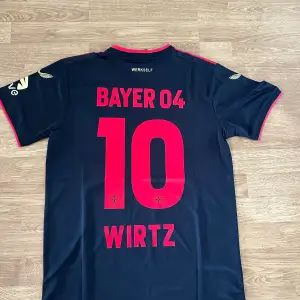 En speciell tröja från Leverkusen efter deras serietitel säsong 23/24. Florian Wirtz 10 på ryggen. Helt ny!