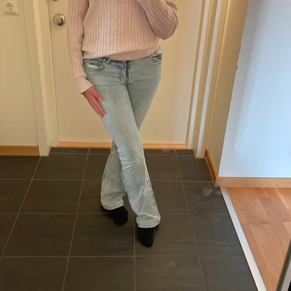 Säljer ett par ljusblå low waist bootcut jeans  Perfect Jeans i storlek 36. Säljer de för att jag har inte använt de 💕 och det finns inga defekter. . Jeans & Byxor.