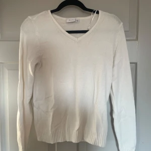 Stickad tröja - Stickad v-ringad tröja från Vila, väldigt fint skick, bara använd fåtal gånger! Skriv för fler bilder, du står för frakt