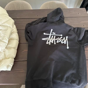 Stussy svart hoddie - Säljer min stussy hoddie Fint skick  Liten flaw se bild Storlek large men sitter som medium/large Skriv vid funderingar 