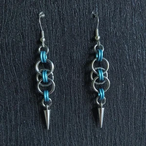 Egentillverkade örhängen  - Handgjorda örhängen gjorda med bindringar i stålfärg och mattblåa bindringar (mått ca 5.5cm långa).Öronkroken är nickelsäker 