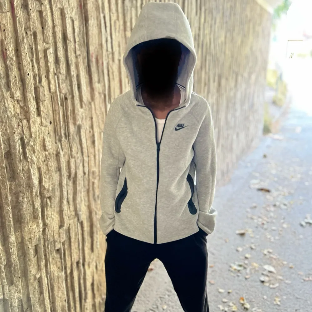 Säljer en grå Nike tech fleece i perfekt skick. Den har aldrig använts för utom att ha provat den. Jag fick den i födelsedagspresent den 26 Augusti. Den passade inte mig så jag säljer den. Går att behandla.. Hoodies.