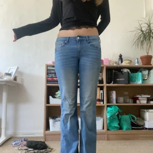 Lågmidjade bootcut jeans  - Ljusblå Lågmidjade jeans med bootcut🤗 passar mig som har S/36 och är 170 som referens😘Bra skick använda ett fåtal gånger💕 föredrar att använda instabox men annat går också bra🎀
