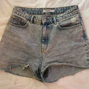NA-KD jeansshorts  - Säljer nu mina fina NA-KD jeansshorts i storlek 38 Nyskick 120kr 