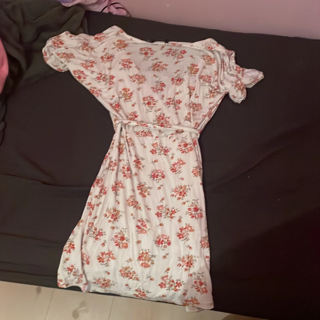 Kort blommig klänning använd 3 gånger - 90