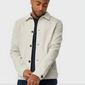 Beige jacka från Selected Homme - Säljer en stilren beige jacka från Selected Homme. Jackan är perfekt för både vår och höst. Jackan är i väldigt väldigt braskick alltså testad en gång bara och passar till många olika outfits. jackan är slutsåld finns inte att hitta nånstans köptes för 799 kr!