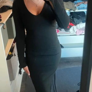 Lång svart klänning med slits - Säljer en klänning med slit på armen Från lager 157