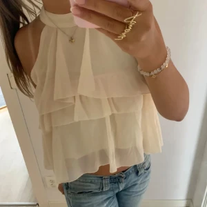 Blus💓 - Så fin blus som tyvärr inte kommer till användning då den är för liten! Helt oanvänd. Kom med prisförslag!💓💓Lånade bilder, men exakt samma tröja.