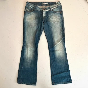 ONLY vintage lowrise jeans - Säljer dessa då de tyvärr var alldeles för stora! Köpte på vinted men har endast testat 1 gång💘 Midjemåttet är 46 cm tvärsöver och innerbenslängden är 76 cm😇
