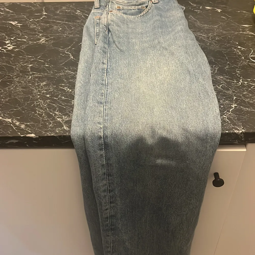 Ett par fina weekday jeans model space dom sitter bra och är väldigt bekväma, inte min still så dom tar bara plats i garderoben, pris kan diskuteras vid snabb affär . Jeans & Byxor.