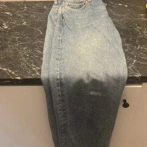 Jeans  - Ett par fina weekday jeans model space dom sitter bra och är väldigt bekväma, inte min still så dom tar bara plats i garderoben, pris kan diskuteras vid snabb affär 
