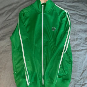 Fred Perry Zipup tröja - Fint skick knappt använd. Storlek L passar M/L
