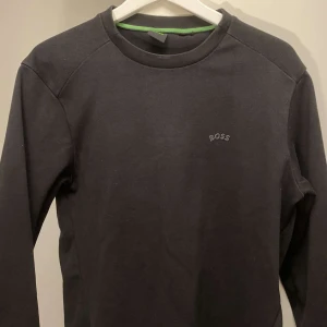 Boss crewneck - Fin boss crewmeck som är i väldigt gott skick. Tröjan är riktigt stilren och prisetr ej hugget i sten. Hör av er om ni har frågor