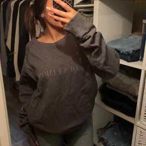 Acqua limone tröja GRÅ - Storleken är oklar men skulle säga en M (Jag är petit så den ser mer ut som en M/L på mig) bra skick, inga skador, skriv privat för mer info samt bilder 💕Pris kan diskuteras 