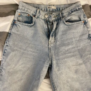 Jeans  - Två jeans i ett, det går såklart att köpa ett par också men priset är för båda tillsammans. Det är bara att höra av sig innan bara vill ha ett par vad priset blir då. 