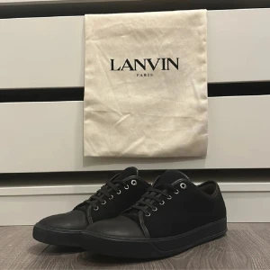 Svarta sneakers från Lanvin - Ett par as feta marinblåa lanvins som är sällsynta. Skick 9/10, dm för fler funderingar😊