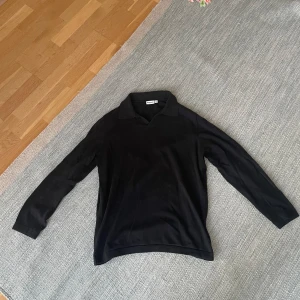 Svart stickad tröja - Som nyskick och knappast använd. Kan diskutera pris vid snabb affär 