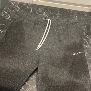 Mjukis byxor  - (Dom är ny tvättade därför är dom mörka på vissa ställen)  Haft dom ett tag använder dom inte alls ba gillar dom inte dom är straight leg också.