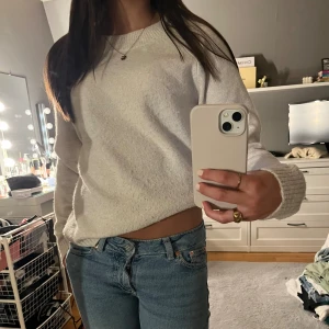 Vit Stickad Tröja - En mysig as skön stickad tröja! Endast andvänt ett fåtal gånger. Tröjan har lite noppror på sig men det är inget man tänker på eller syns! Storleken är M men passar även mig som vanligtvis har Xs/s!🙏🏻💓