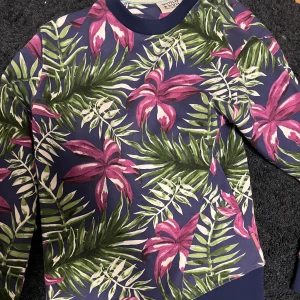 Scotch & soda tröja - Säljer denna tröja ifrån märket scotch and soda som är helt oanvänd då det var en present som blev för sen att lämna tillbaka. Lappen finns kvar. Nypris 1090. Hör av dig vid frågor eller fler bilder. 