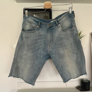 Jeansshorts - Använt skick (se bilder)  34/34 - Low waist 