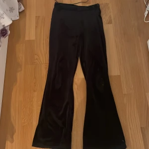 Svarta mjukis byxor  - Jag älskar dom höra byxorna. Dom är sköna och mysiga. Jag har inte haft dem så länge typ 5 månader men jag är för lång för dem nu så jag kan inte ha på mig dom längre 