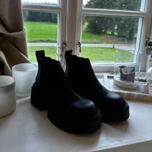 LÅGA BOOTS - snygga låga boots från hm, aldrig använda