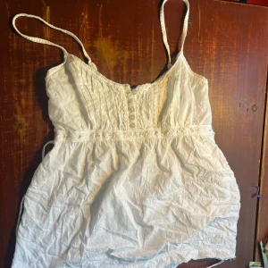 Vit topp  - Så sött vit topp knyter där båk så passar bra på vem som helst. Vet inte bär det kommer ifrån kommer inte ihåg. 