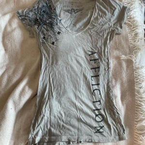 Affliction tröja - Jätte swag affliction tröja 😎🙏Säljer då den inte kommer till användning och är lite stor, har ett litet hål men inget som märks! (Se på sista bilden)