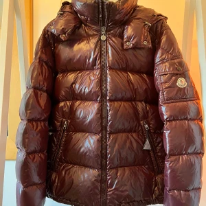 Moncler Maya - Moncler maya i okej skick. Köpt från merch sweden, har lagats i nacken redan när jag köpte den. Storleken är 5 och passar som en L.