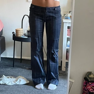 Lågmidjade kostymbyxor  - Randiga mörkblå kostymbyxor😇 Storlek 34 men passar mig med 36!