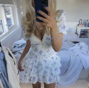 Klänning - Säljer min fina klänning som tyvärr var lite för liten för mig. Den är köpt från Vylander. Ser exakt ut som den klänningen från Zara. Skriv för eventuella frågor🩷