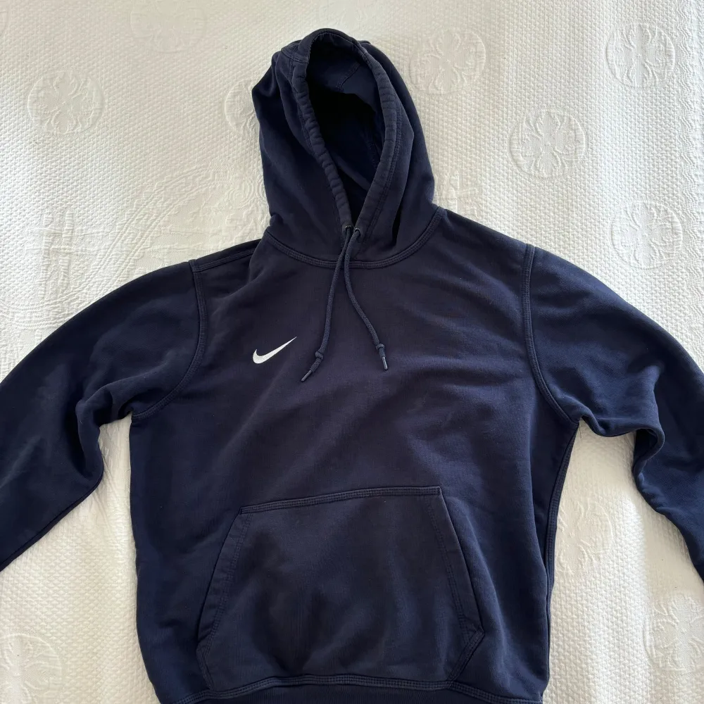 Nike single swoosh hoodie centre vintage retro trend. Hoodies.