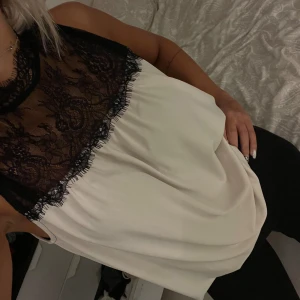 Spets topp  - Super fin beige/svart spets topp. Aldrig använt då jag inte fått tillfälle till det. Köpt på plick🫶🏼