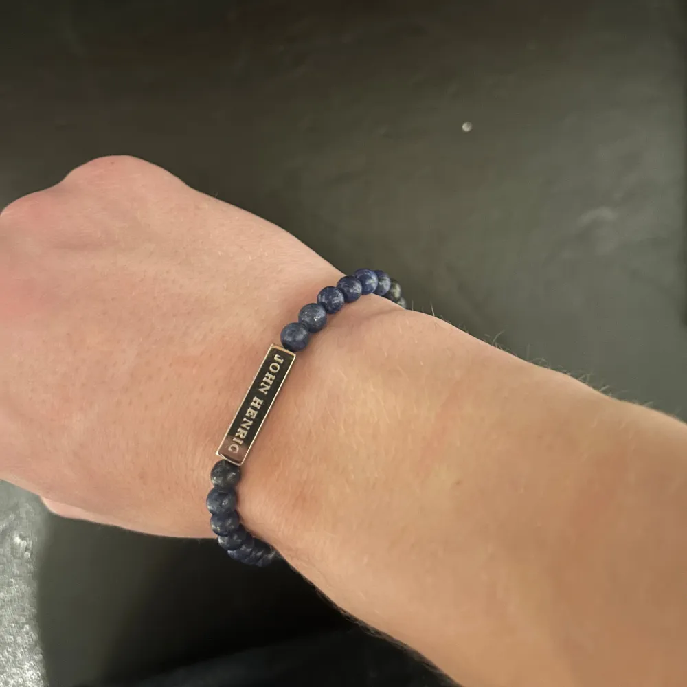 Tjena, säljer detta sjukt stilrena John Henric armband. Det är helt nytt och allt og tillkommer som på bilden. Det är sjukt snyggt och går ihop till allt, köpt i butik. Priset helt nytt kostar 300kr, jag  säljer för endast 199, kom dm vid intresse✅😆. Accessoarer.